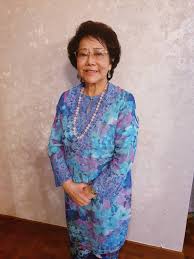 Toh Puan Dato' Seri Hajjah Dr. Aishah Ong creating batik patterns on fabric