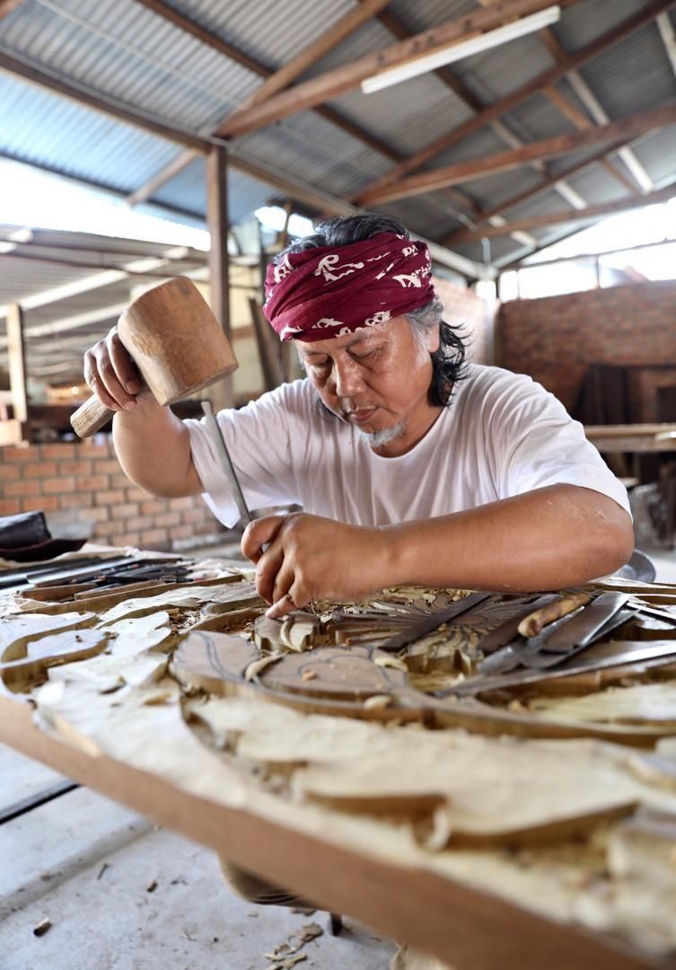 Norhaiza Noordin creating a shadow puppet figure